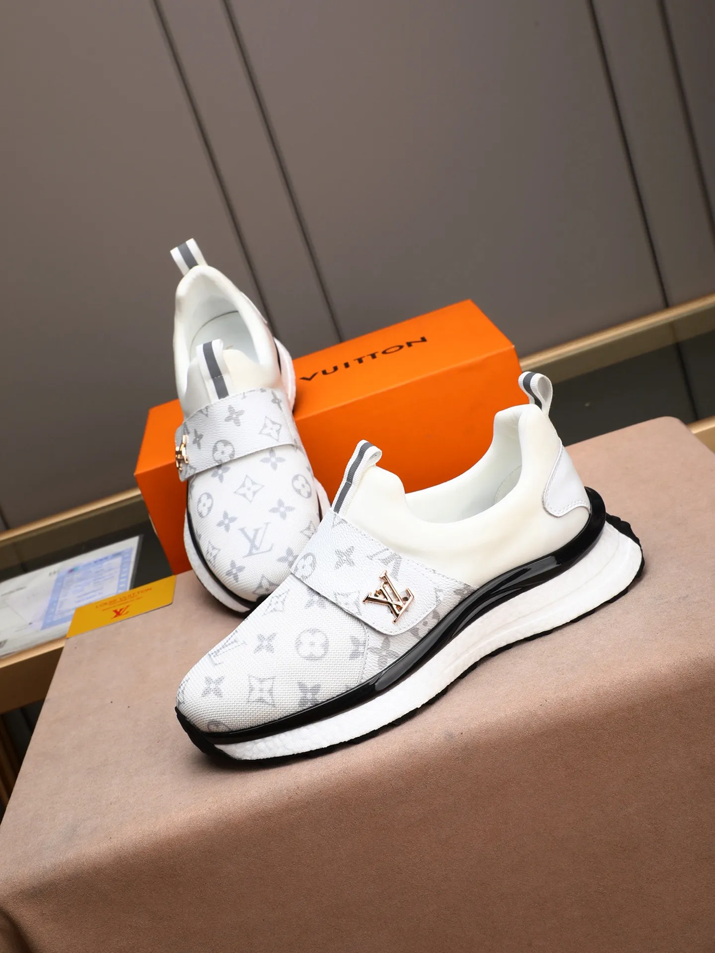 🪐🪐🪐Men's Shoes💰460💰[LV] A top fashion brand, a men's shoe that can handle various styles. The upper is made of a variety of materials, and the lining is imported mesh, which is sweat-absorbent and comfortable. The popcorn outsole design is the top priority - light and comfortable. Extremely testing process requirements: two colors available: 38-44 (customized at 45)